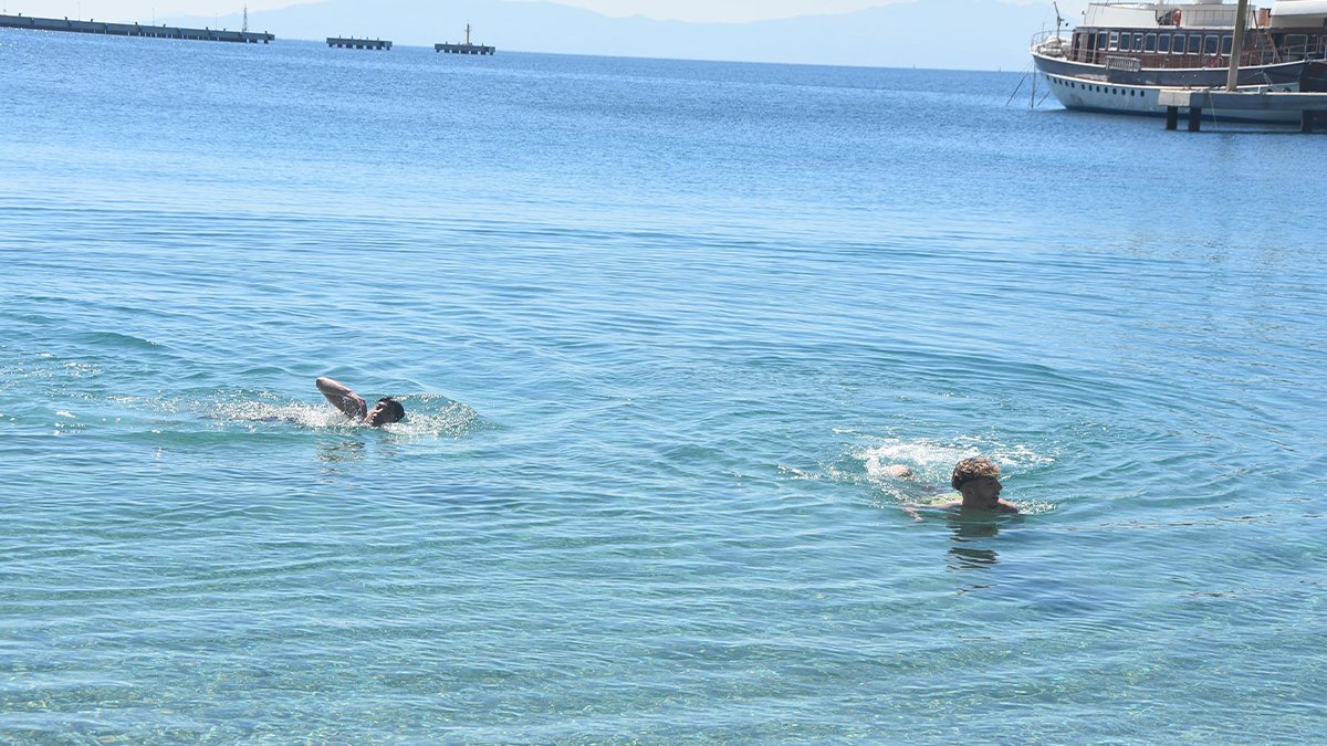 Bodrum'da deniz keyfi: Güneşi görünce sahile koştular