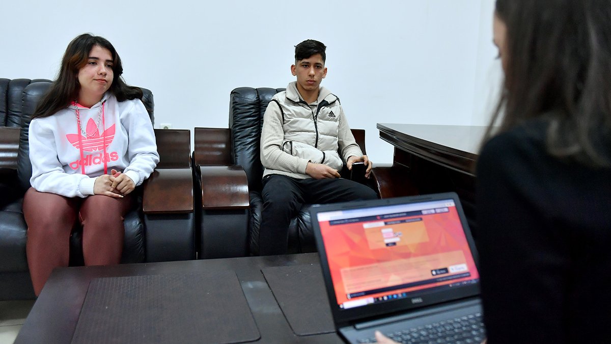 Depremzede öğrencilere YKS başvurusunda rehberlik desteği