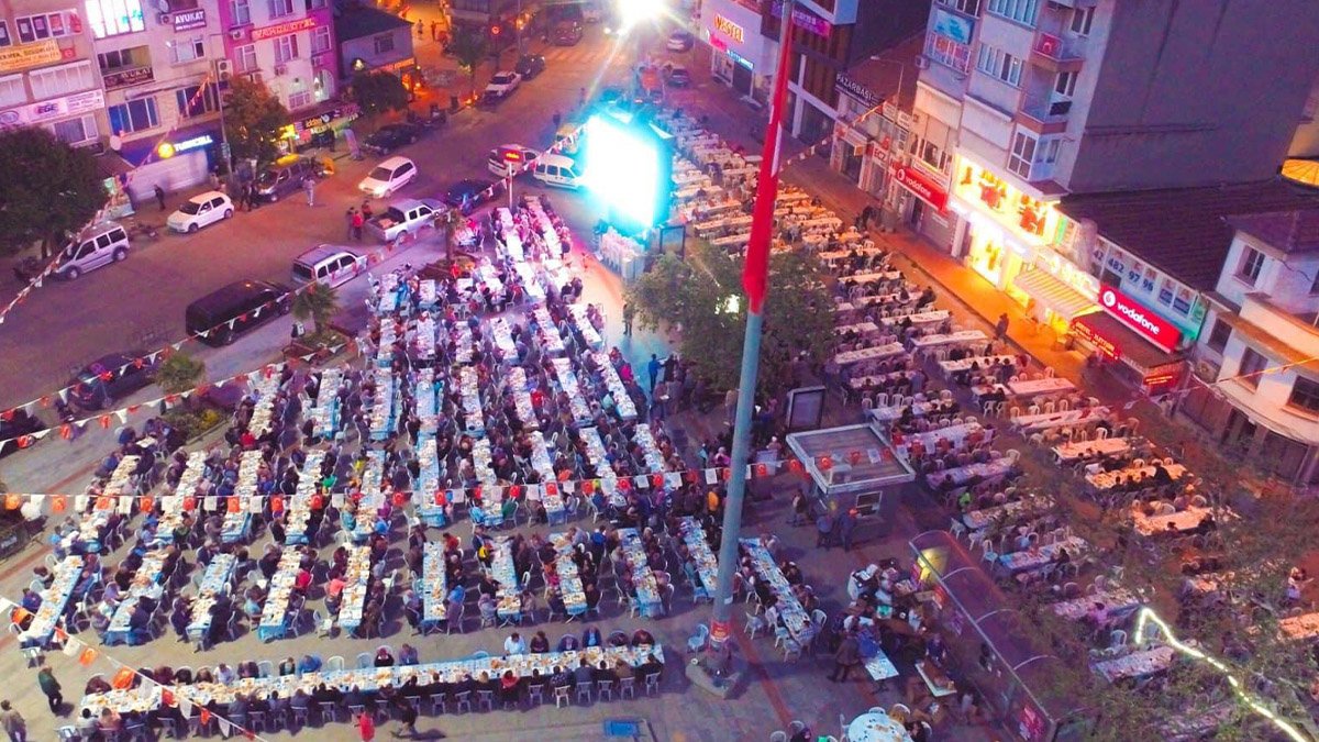 Burhaniye'de iftar sofraları kurulacak