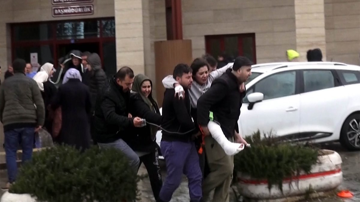 Hastanede deprem paniği kamerada: Sedyelerle dışarı koştular!
