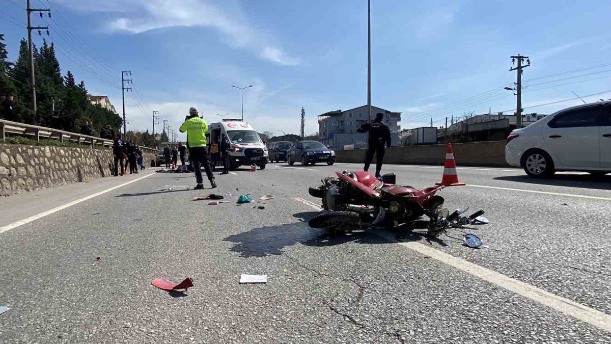 Kontrolden çıkan motosiklet tırın altına girdi