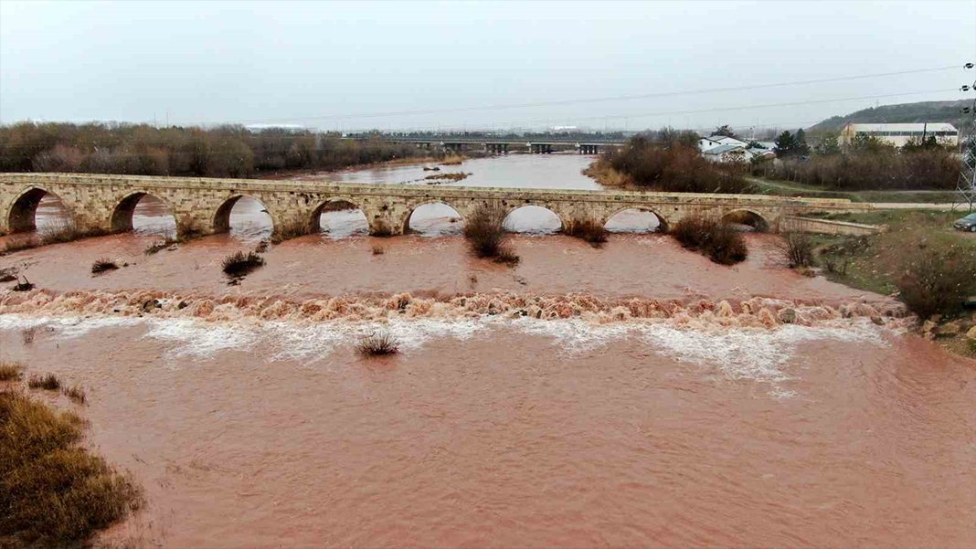 Kızılırmak, kızıla büründü