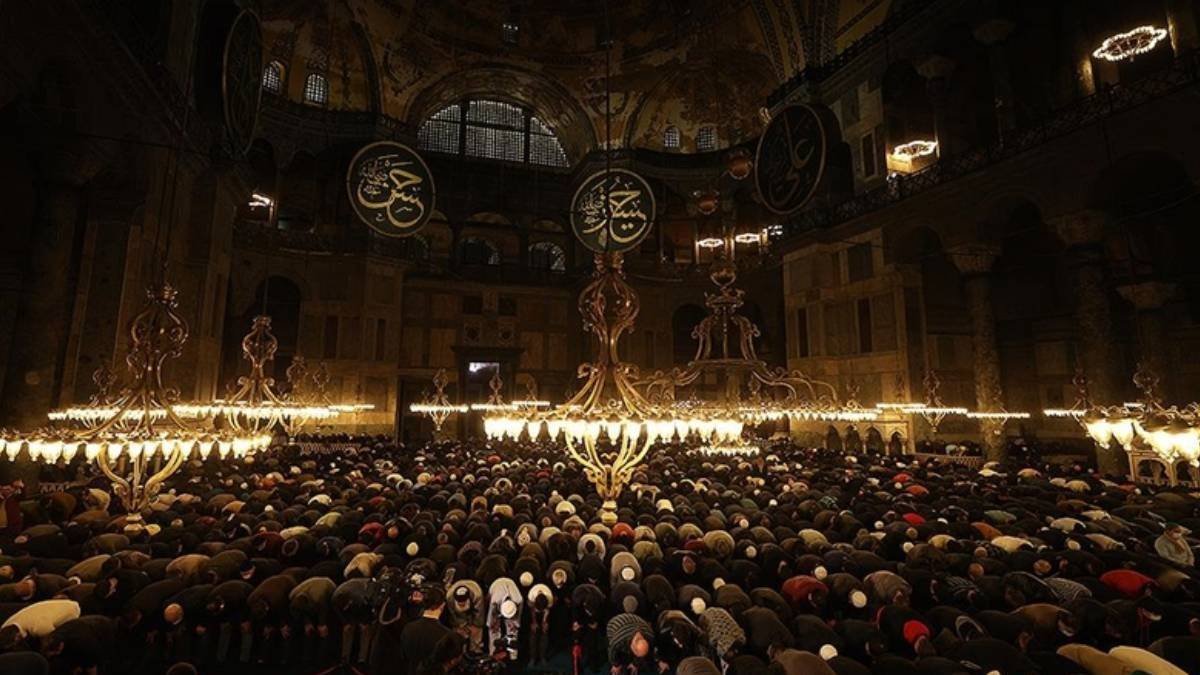 İstanbul'da hatimli teravih namazı kılınacak camiler belli oldu