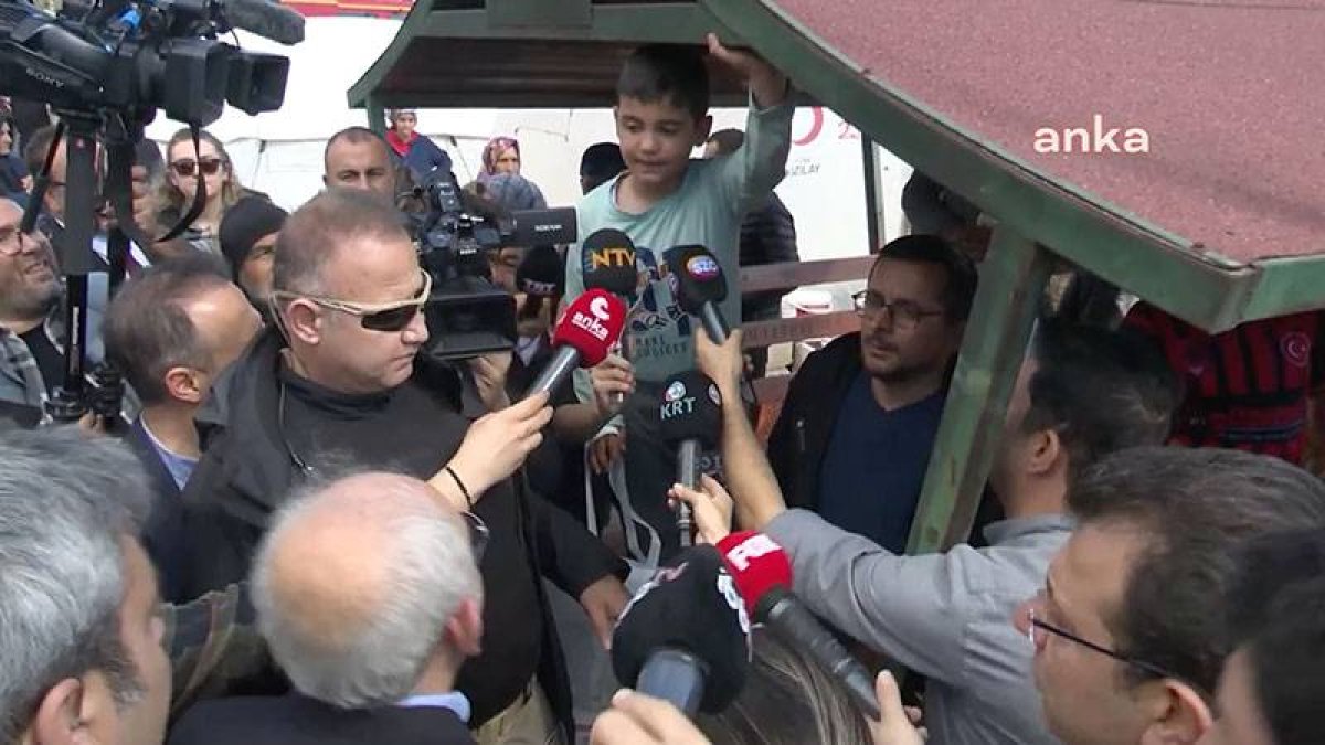 Depremzede çocuk Kılıçdaroğlu'na seslendi: Ders çalışmamız için bir şeyler getirebilecek misiniz?