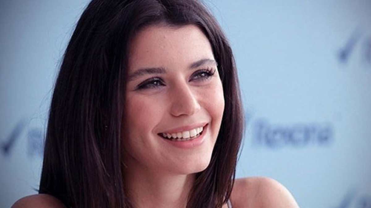 Beren Saat'in annesi ilk kez görüldü! Firdevs Hanım'ı solda sıfır bırakan güzellik: Gören dönüp bir daha baktı