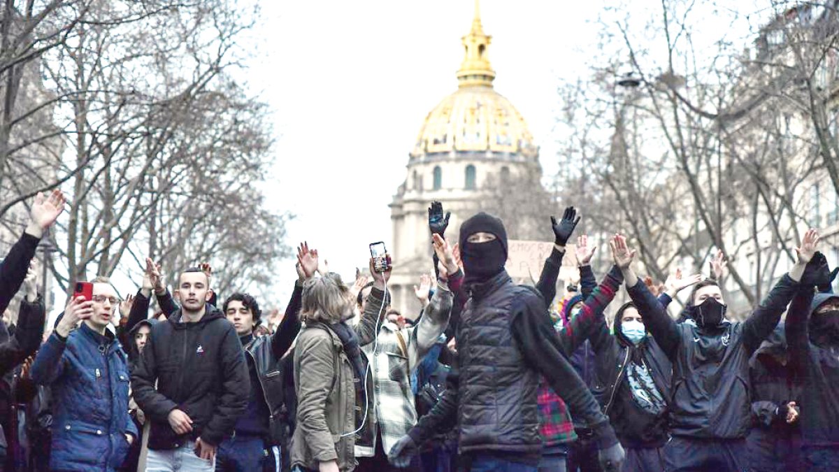 Emeklilik yasası geçti Paris karıştı