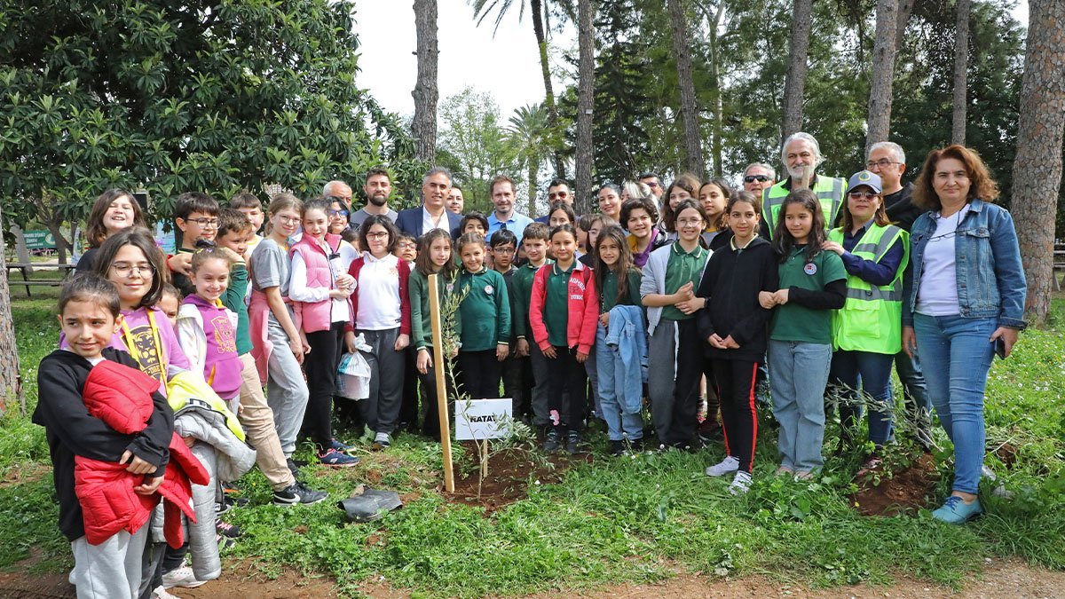Minik eller fidanları deprem anısına dikti