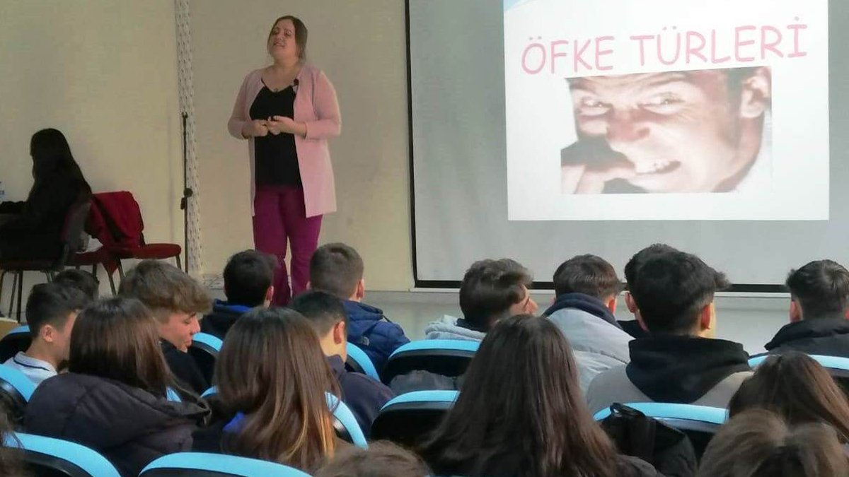 Burhaniye Belediyesinden liseli gençlere seminer