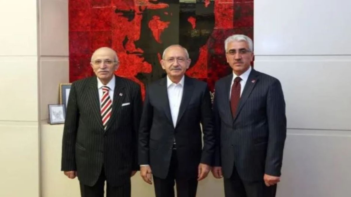 Eski AK Partili vekil ve oğlu CHP'de: Rozetlerini Kılıçdaroğlu taktı