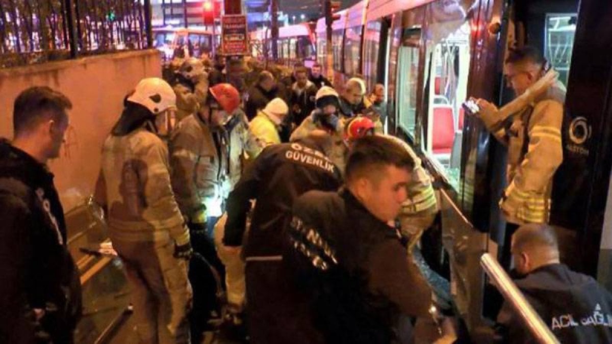 Zeytinburnu'nda tramvay ile peron arasına yolcu sıkıştı