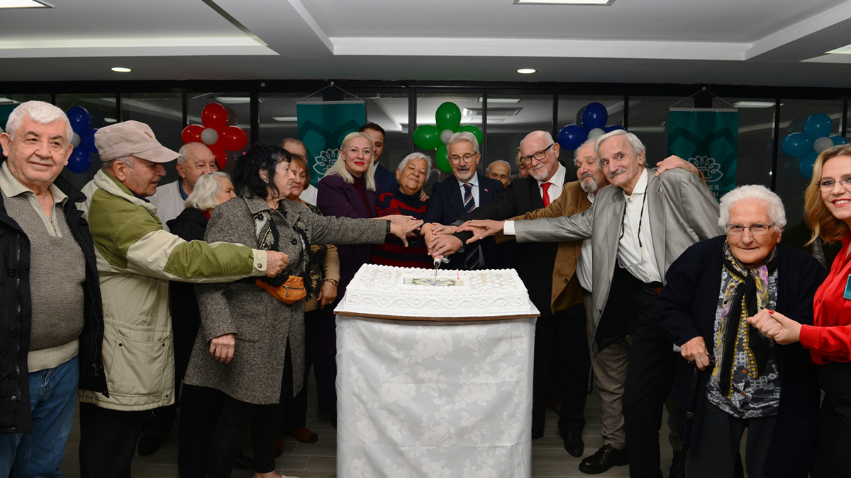 Başkan Erdem huzurevi sakinleriyle buluştu