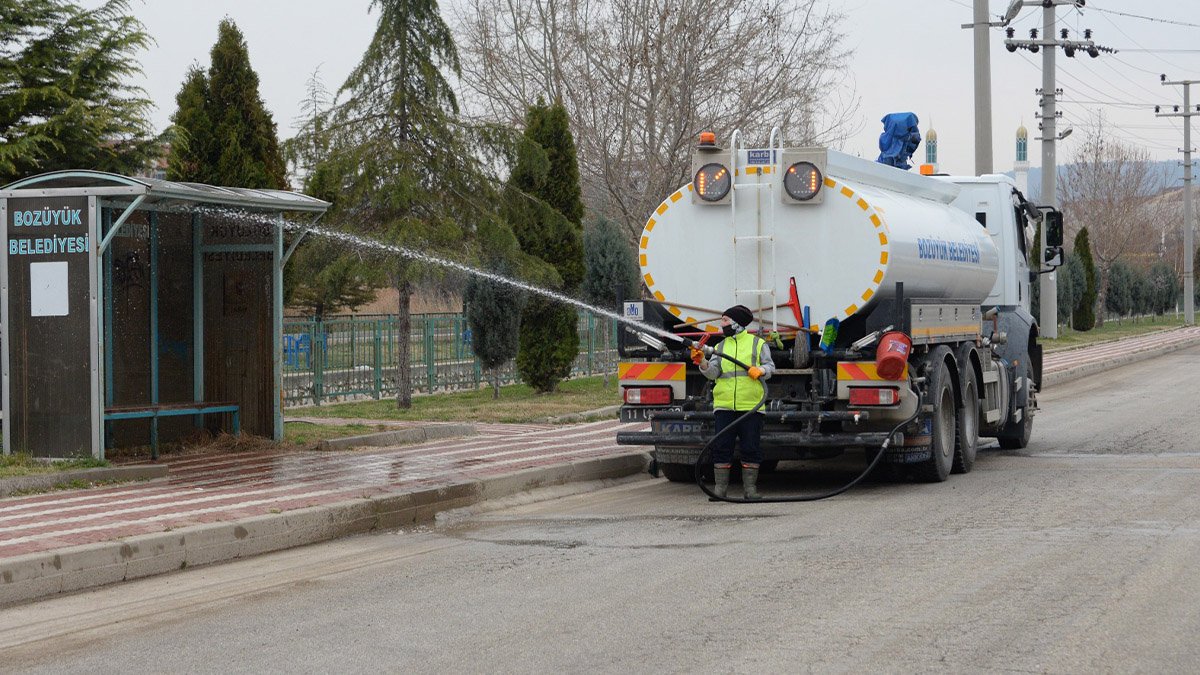 Bozüyük'te duraklar yıkanarak temizleniyor