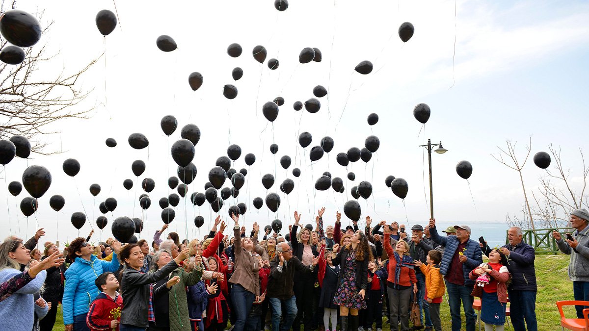 Depremde hayatını kaybedenler anısına siyah balon uçurdular