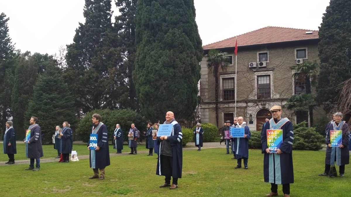 Boğaziçili akademisyenler 552. rektörlük binasına sırtını döndü