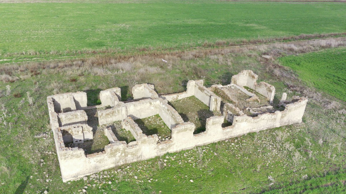 Elazığ'da kuraklık nedeniyle sular çekildi: 83 yıllık tren istasyonu gün yüzüne çıktı