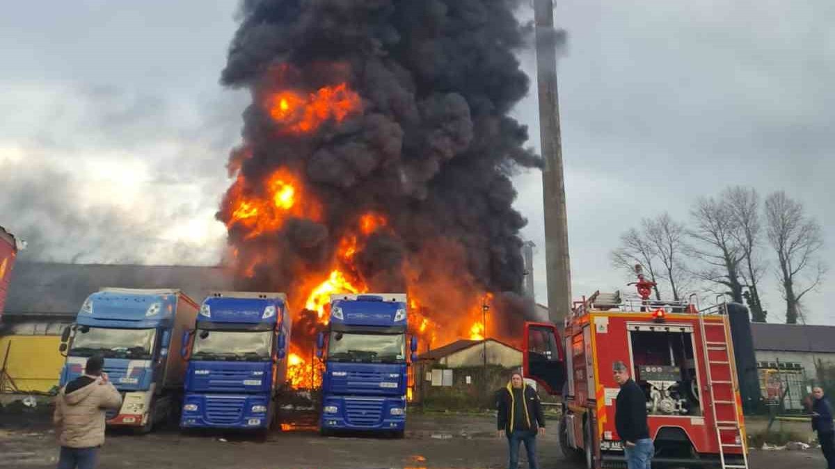 Çaykur fabrikasında yangın: Alevler her yeri sardı