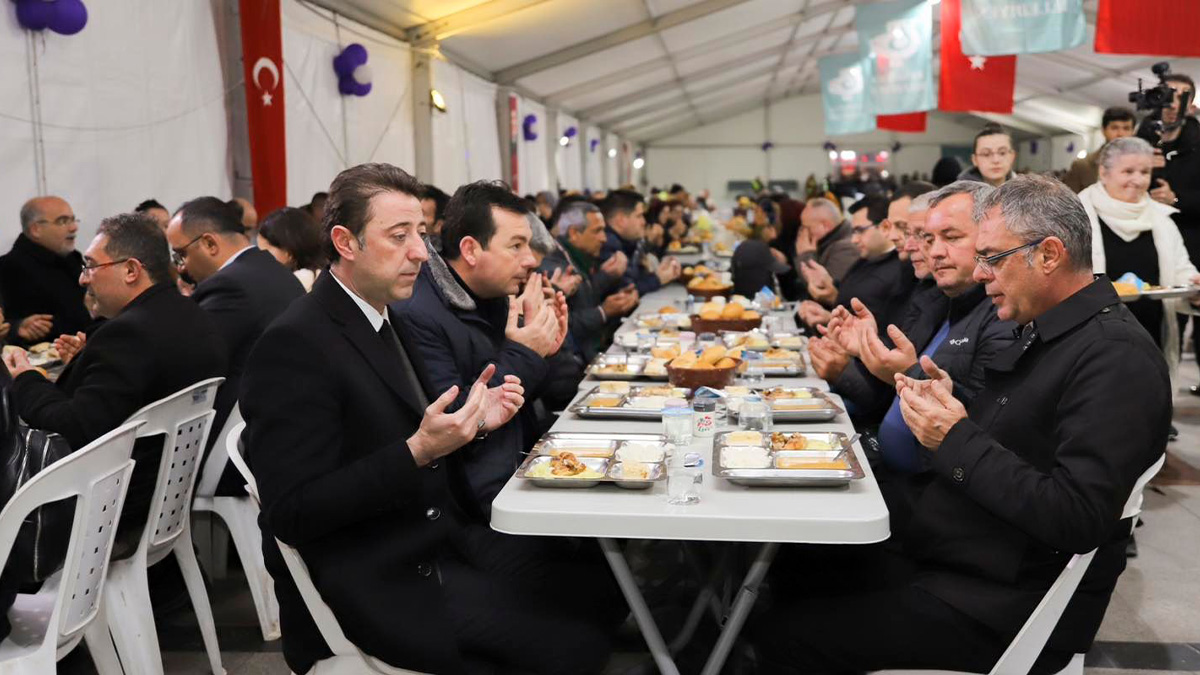 Sofralarımız bir gönüllerimiz bir