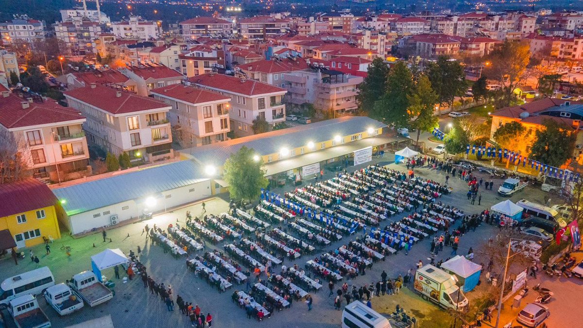 Milas Belediyesi ilk iftar sofrasında 4 bin kişiyi ağırladı