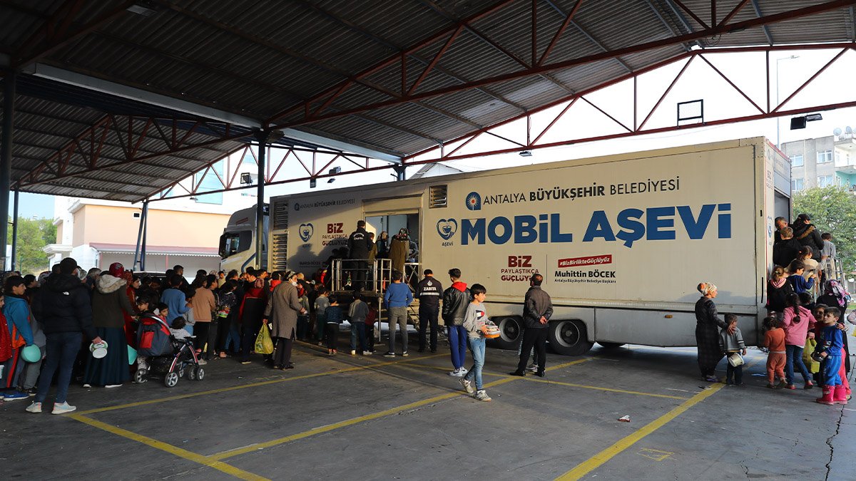 Büyükşehir Belediyesi Kepez’de sıcak yemek dağıtıyor “İftarda mahallenizdeyiz”