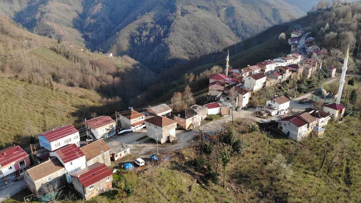 Yan yana camilerde 2 dakika arayla iftar: Almanya'dan merak edip geliyorlar