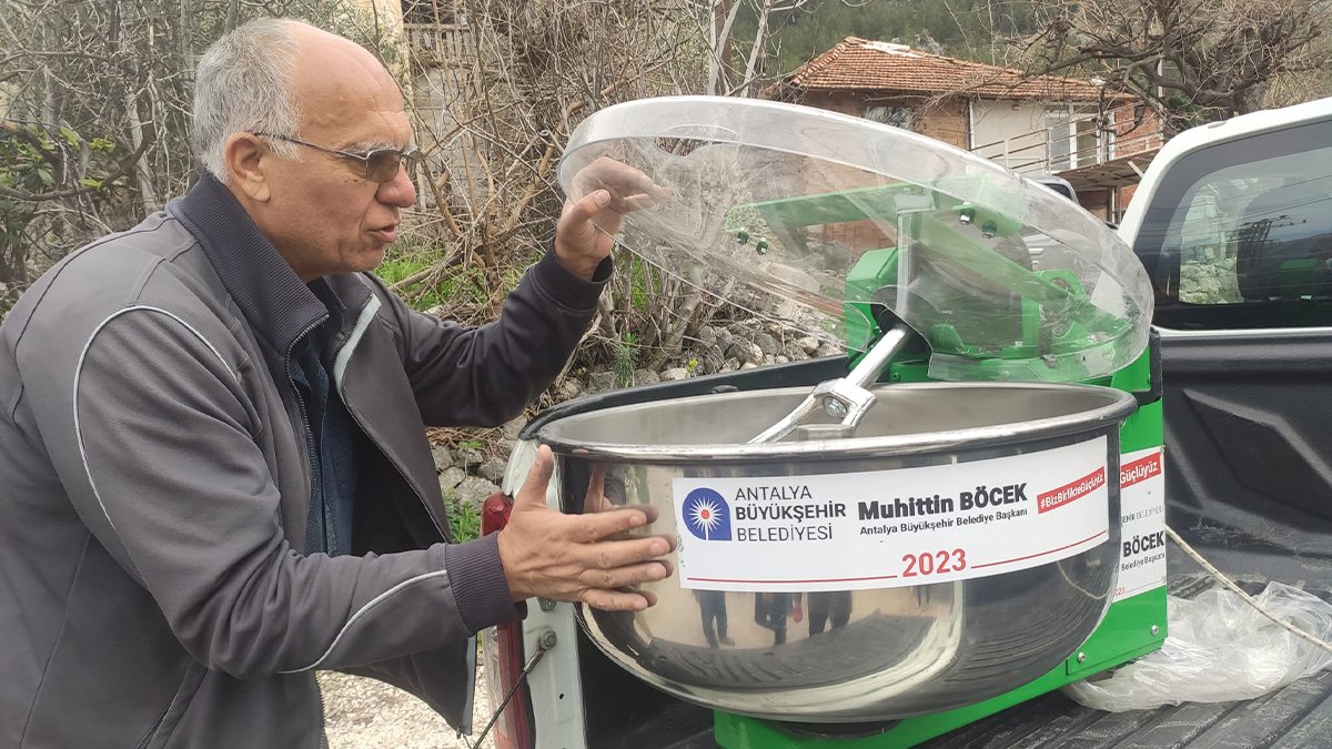 Serikli kadınlara Büyükşehir’den hamur yoğurma makinesi