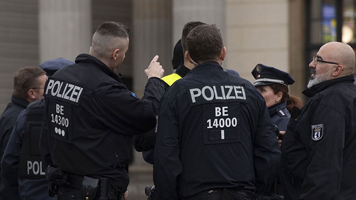 Almanya'da bir araç kalabalığın arasına daldı!