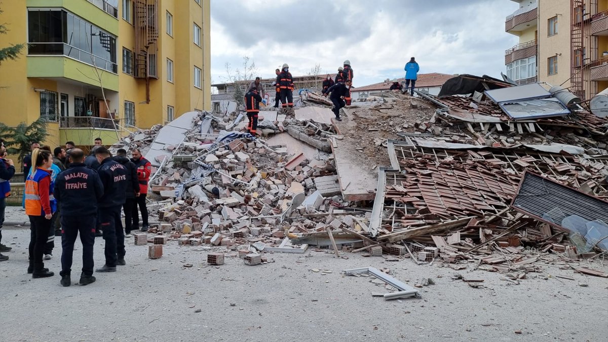 Malatya'da ağır hasarlı 5 katlı apartman çöktü