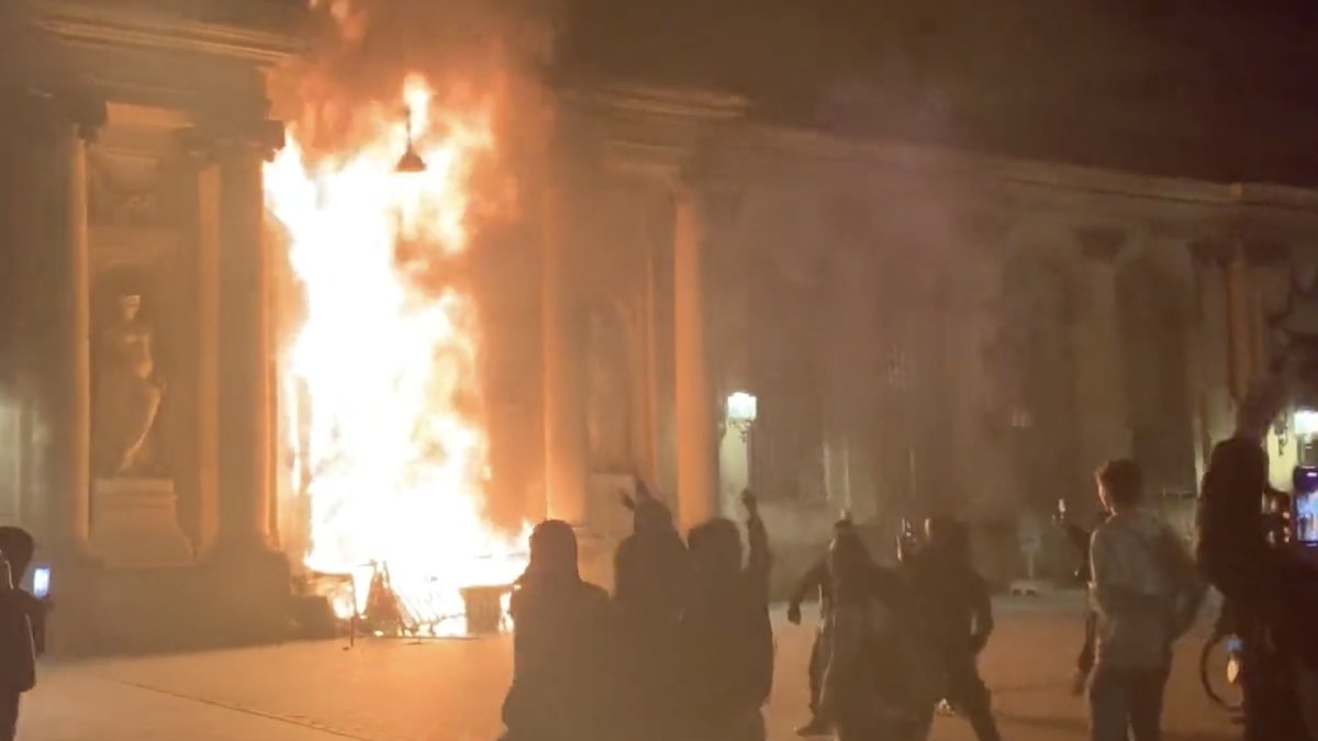 Tartışmalı reforma karşı gösteriler devam ediyor: Protestocular belediye binasını ateşe verdi