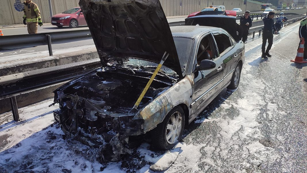 İstanbul'un orta yerinde araç alev alev yandı: 6 kilometre kuyruk oluştu