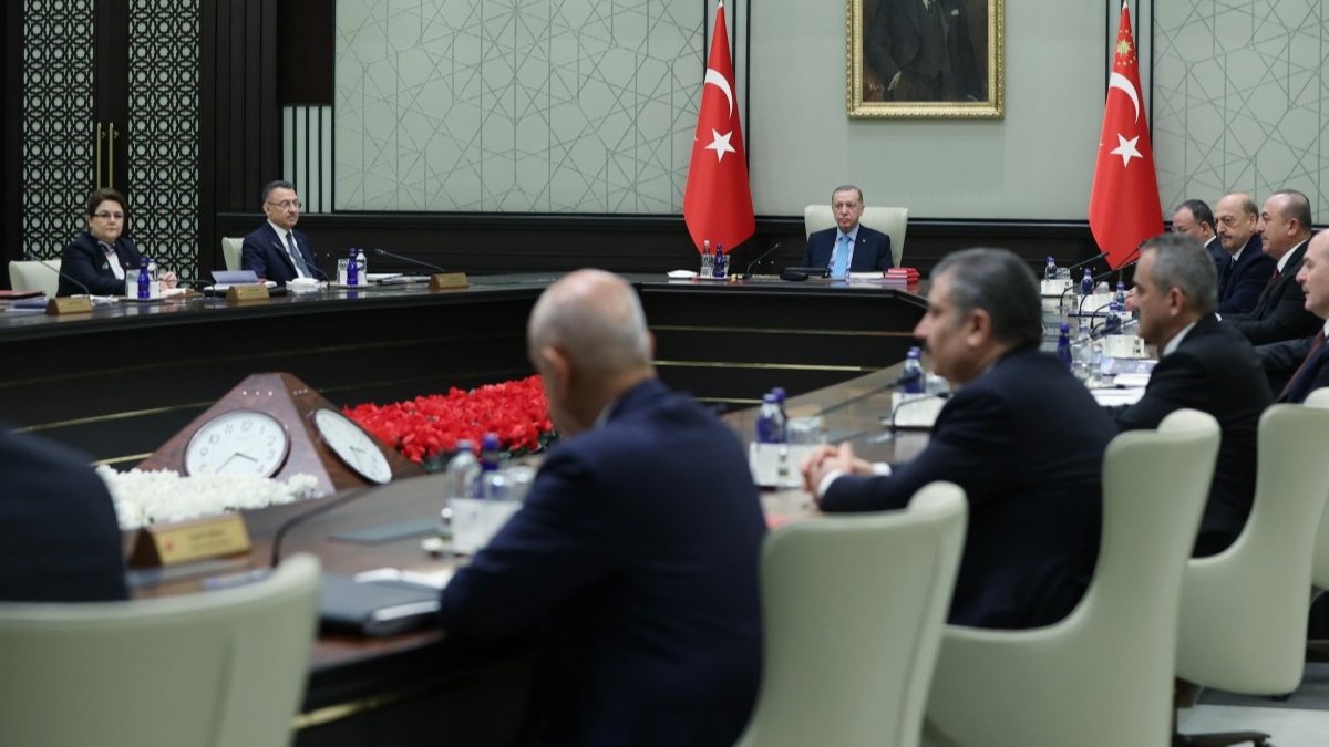 'Bakanlıktan vekilliğe' hamlesinde istifa tartışması: Hukuk ne diyor?