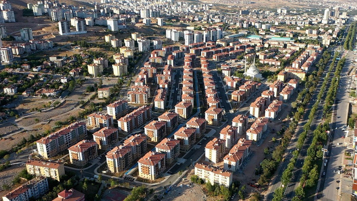 Bölgeye yapılan kalıcı konutlara eleştiri: Başka bir depremde yıkılacak binalar yapılıyor