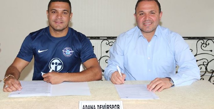 Gökçek Vederson, Adana Demirspor'la resmi sözleşme imzaladı
