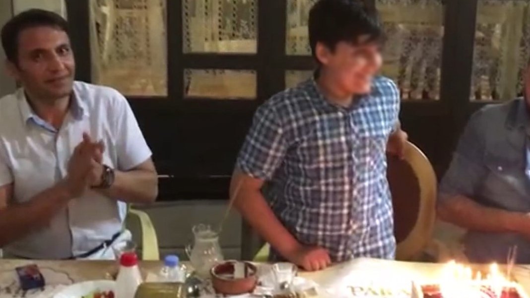 Enkazda ölen oğlunun telefonunu çalıp para istediler