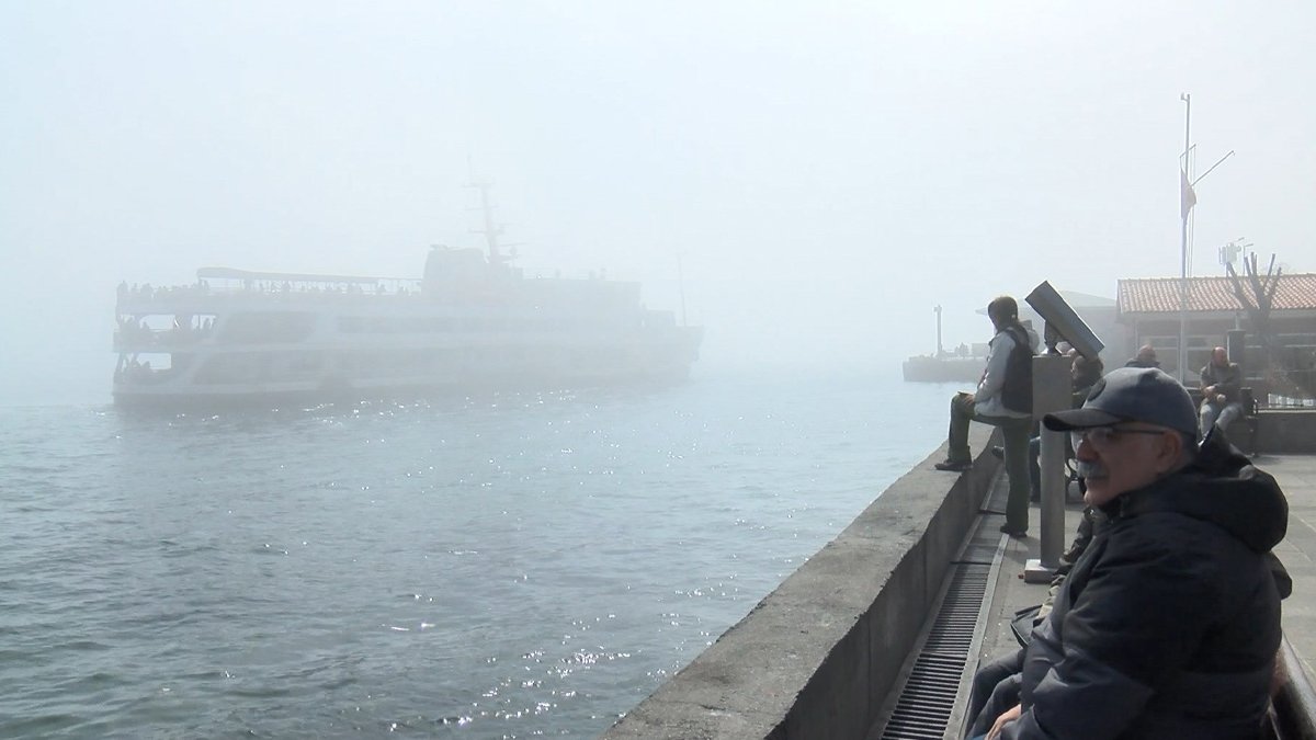 Sis İstanbul Boğazı'nda gemi trafiğini durdurdu