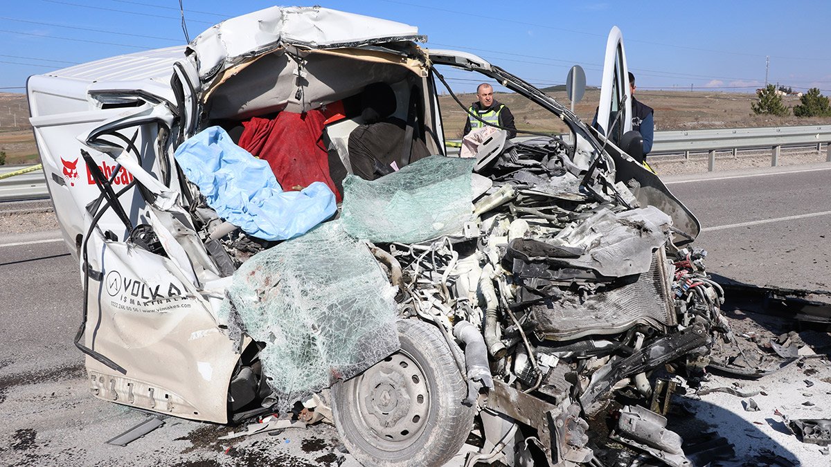 Kütahya'da feci kaza! Minibüs süt tankerine çarptı