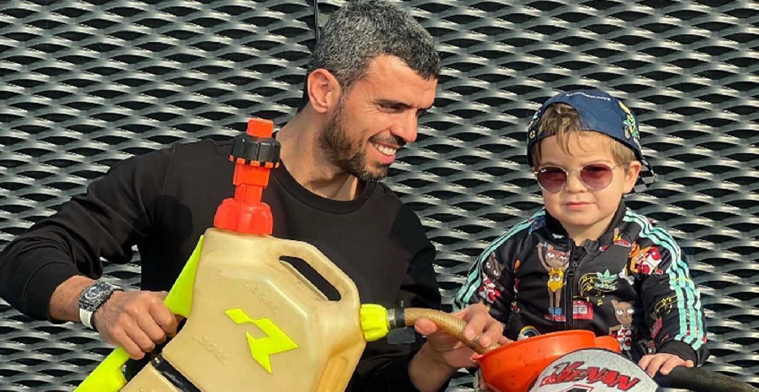 Kenan Sofuoğlu'nun 4 yaşındaki oğlu görenleri hayrete düşürdü! Önce araba sürdü, bakın şimdi minicik boyuyla ne yaptı!