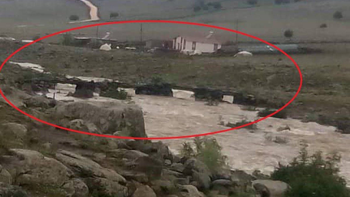 Diyarbakır'da şiddetli sağanak: Dere taştı, köprü yıkıldı