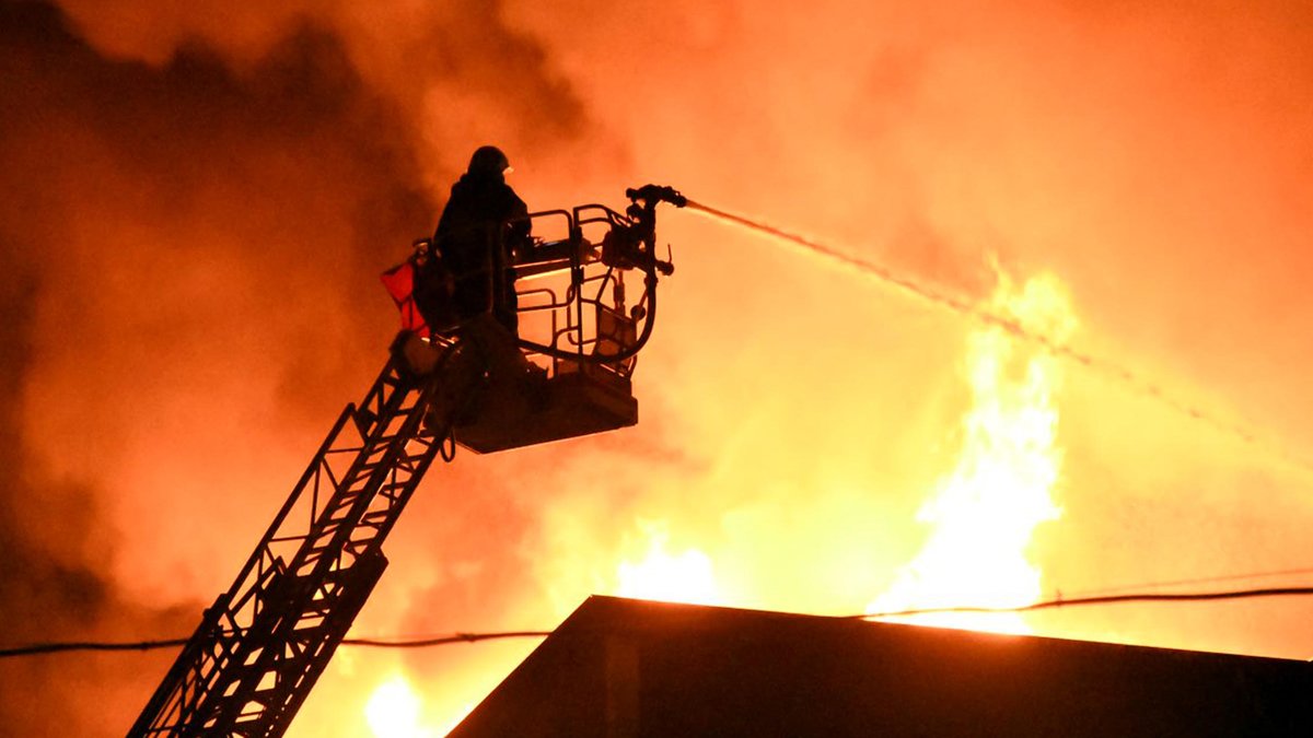 5 katlı apartmanda korkunç yangın: Alevler gökyüzünü sardı!