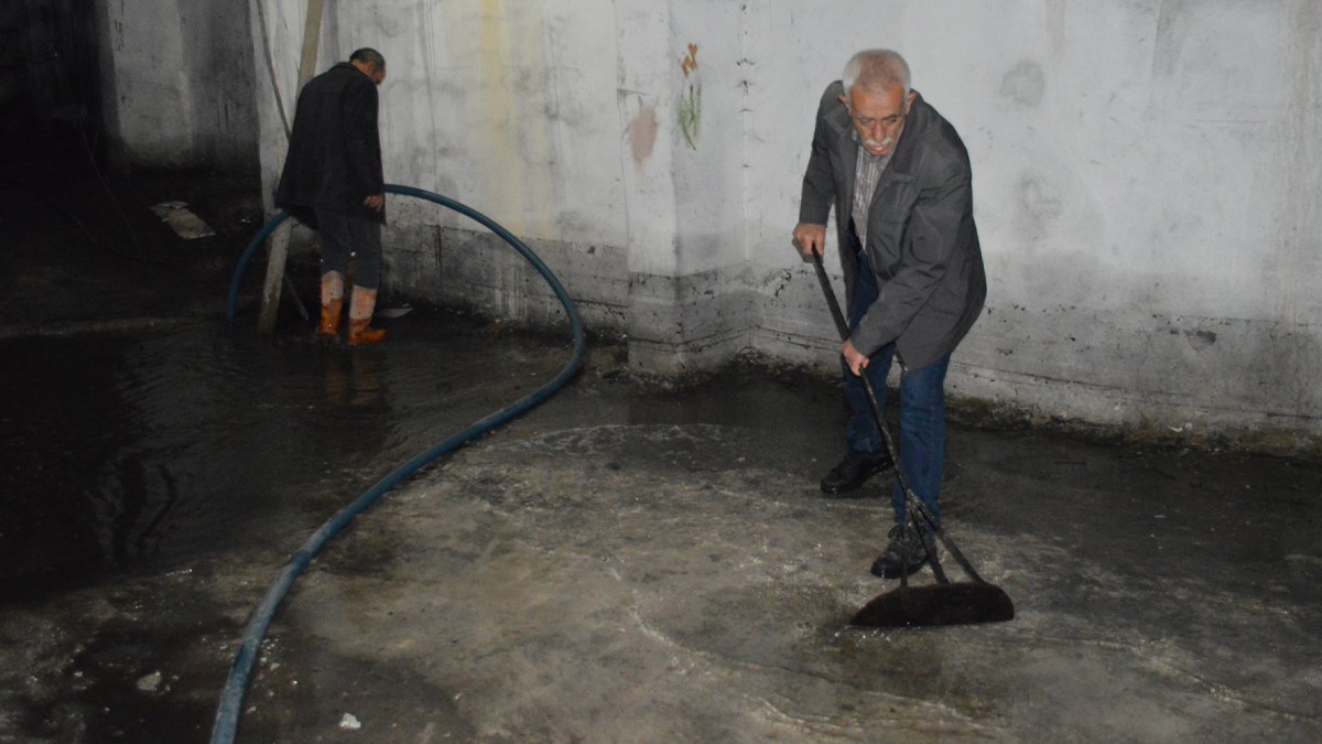 Deprem sonrası su baskını! Korkudan evlere giremiyorlar, nereden geldiği ise bilinmiyor