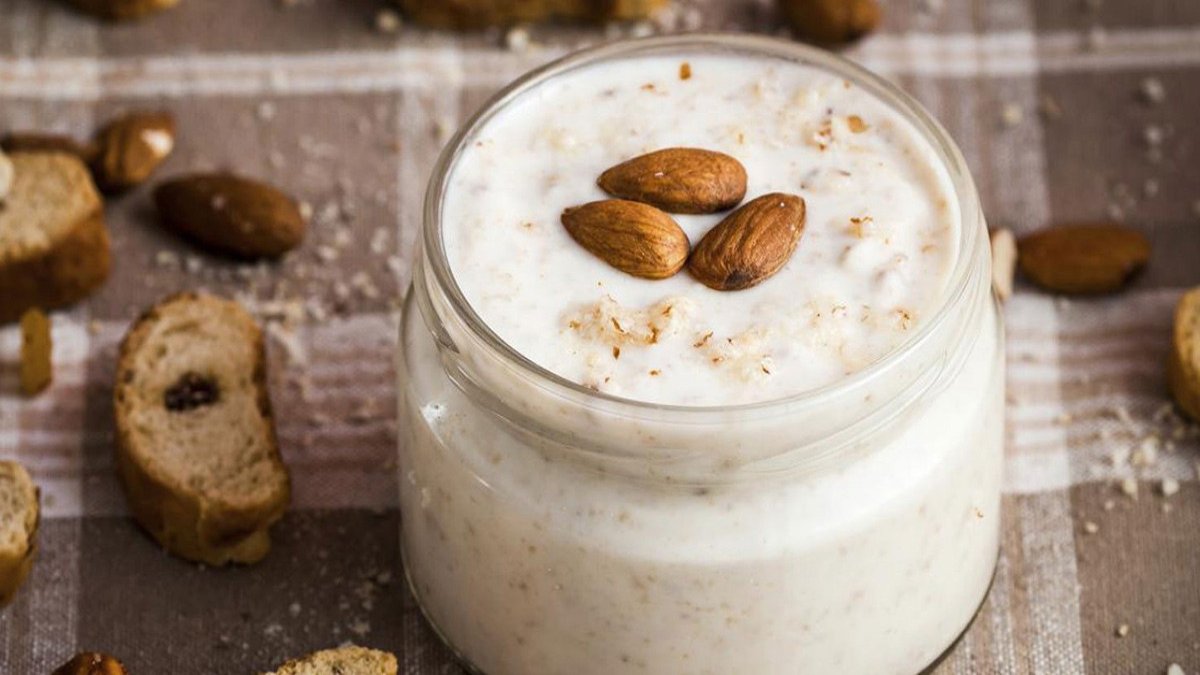 Rutin çalışanlara sahurda bademli yoğurt tavsiyesi