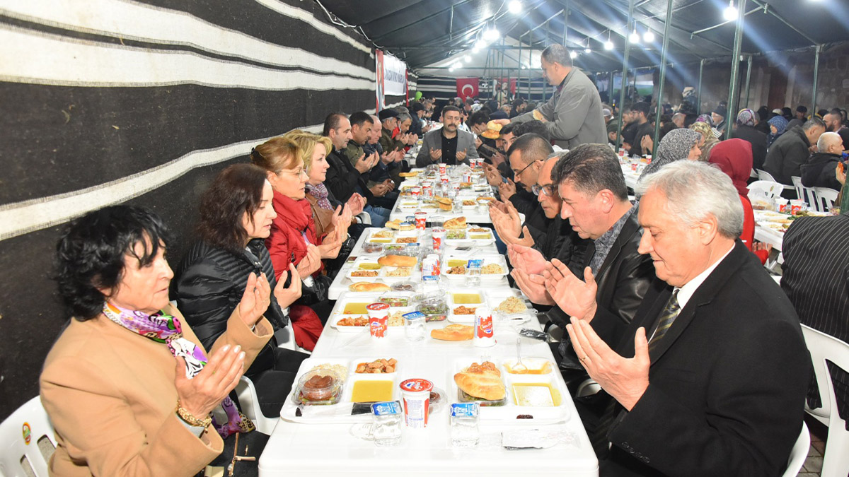 Milletvekili Yaşar Tüzün iftarını Bozüyüklü hemşehrileri ile birlikte açtı