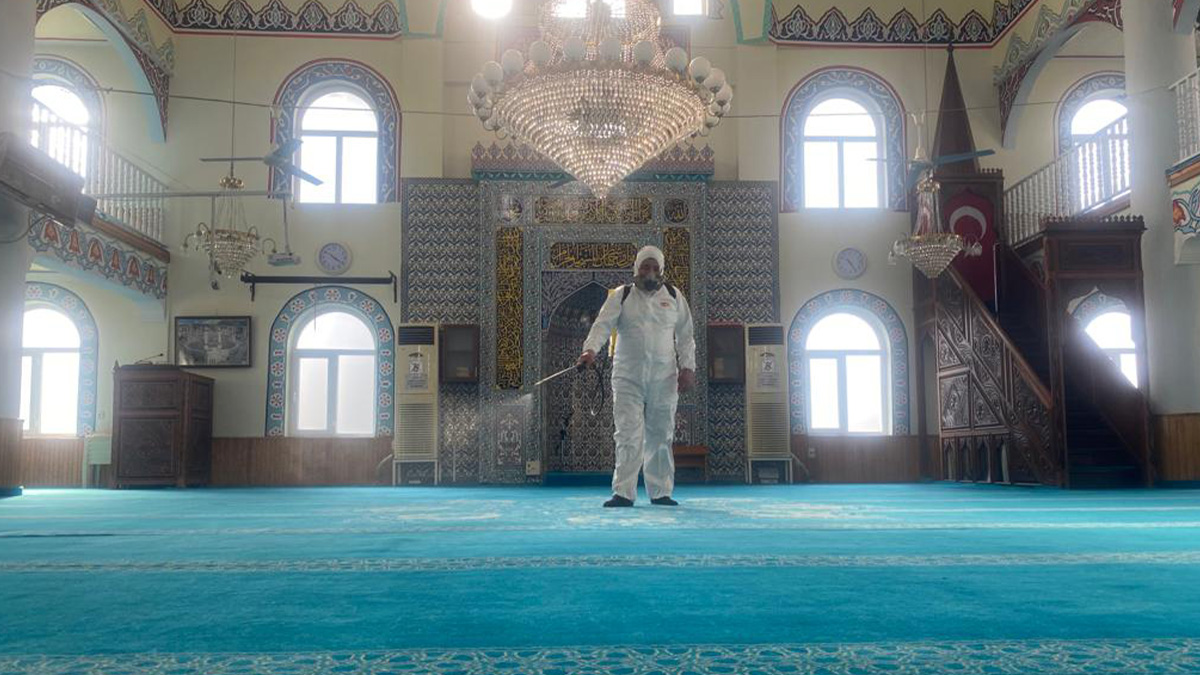 Bayraklı’nın camileri dezenfekte ediliyor