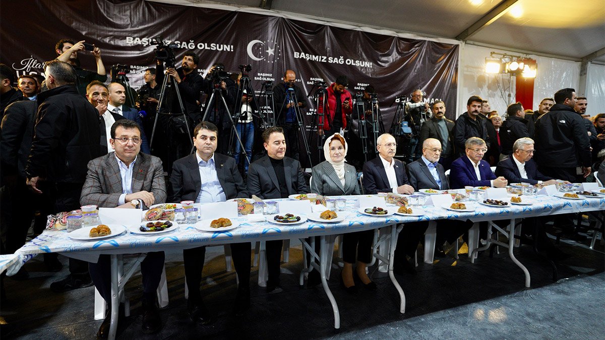 Cumhurbaşkanı adayı ve CHP Genel Başkanı Kılıçdaroğlu depremzedelerle Malatya'da iftar yaptı