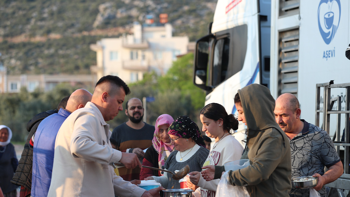 Büyükşehir’den mahallelerde sıcak yemek dağıtımı