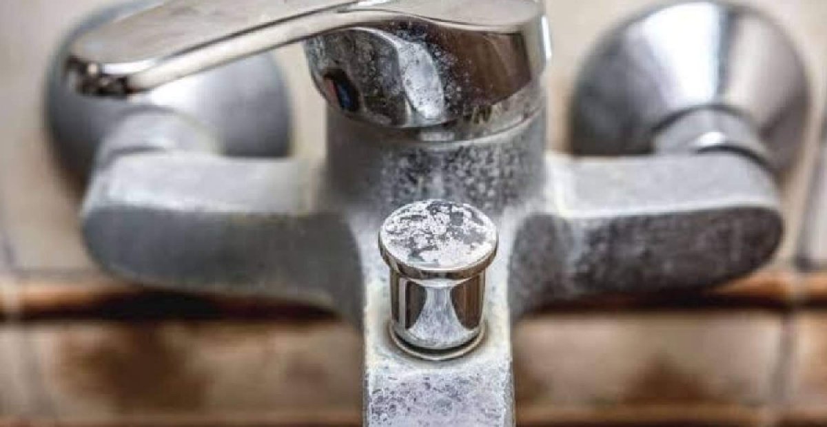 Banyodaki su lekelerinden eser bırakmıyor! Sosyal medyada fenomen olan taktik: Deneyen vazgeçemiyor