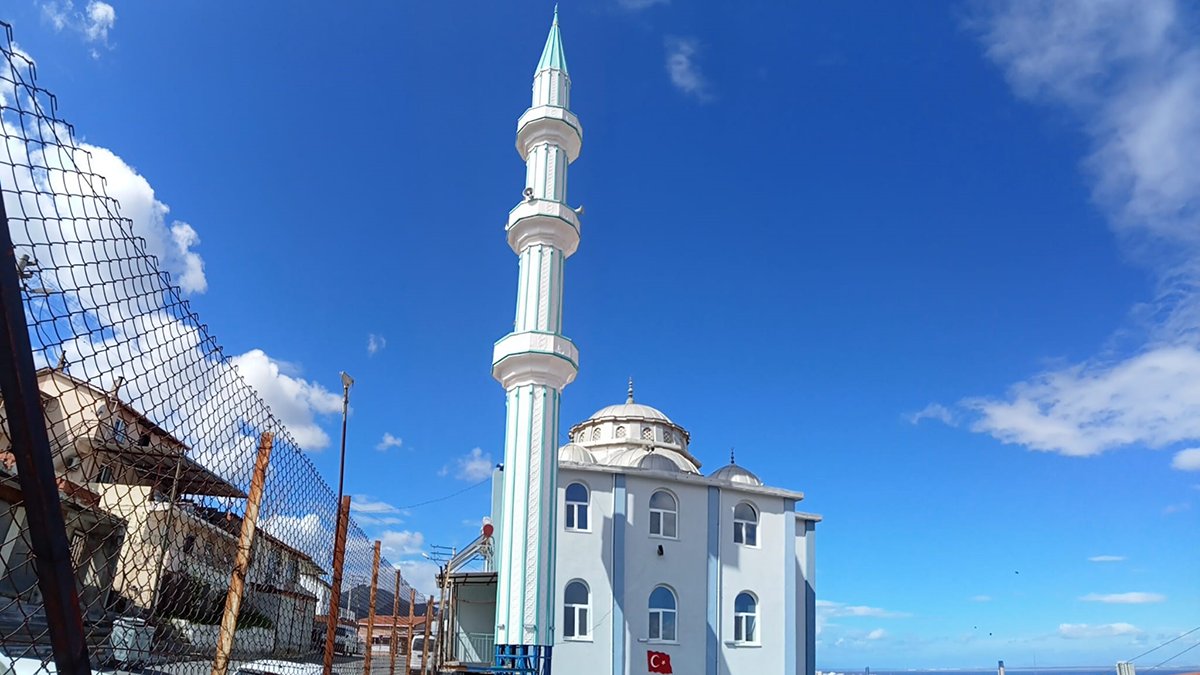 Şiddetli rüzgarlar caminin minaresini beşik gibi salladı!