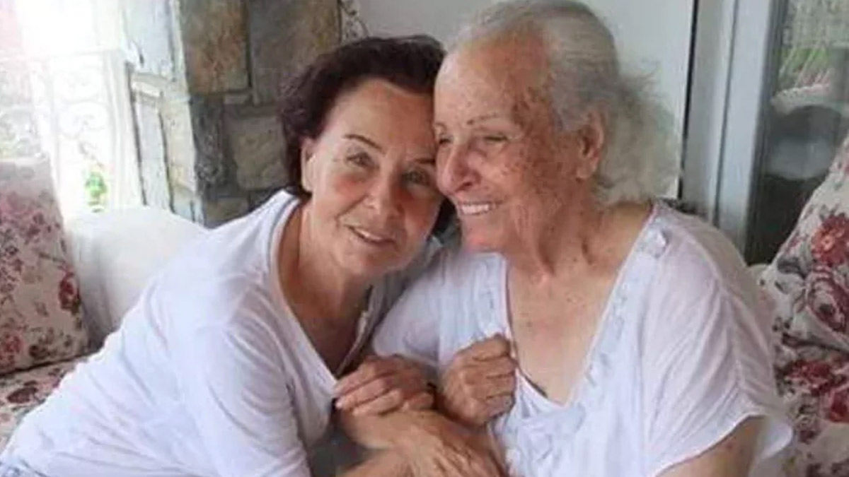 Fatma Girik'in annesi hayatını kaybetti
