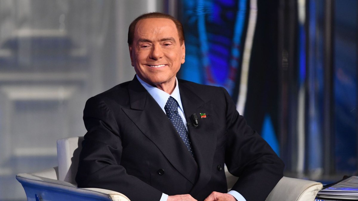 Eski İtalya Başbakanı Berlusconi hastaneye kaldırıldı