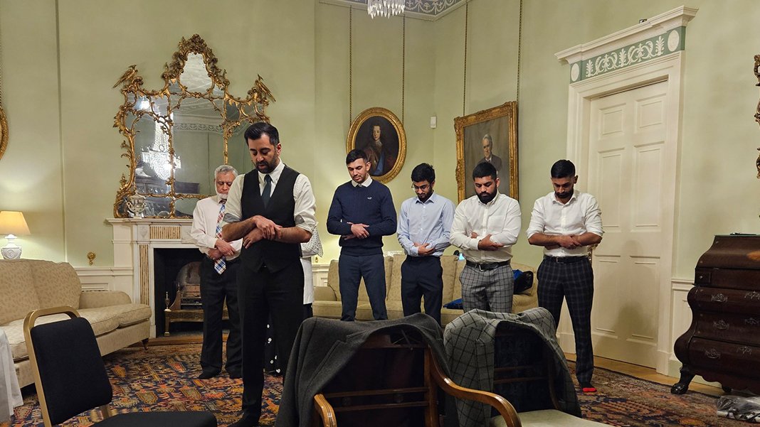 İskoçya'nın ilk Müslüman başbakanı resmi konutuna geçti: Hamza Yusuf ilk gününde namaz kıldırdı