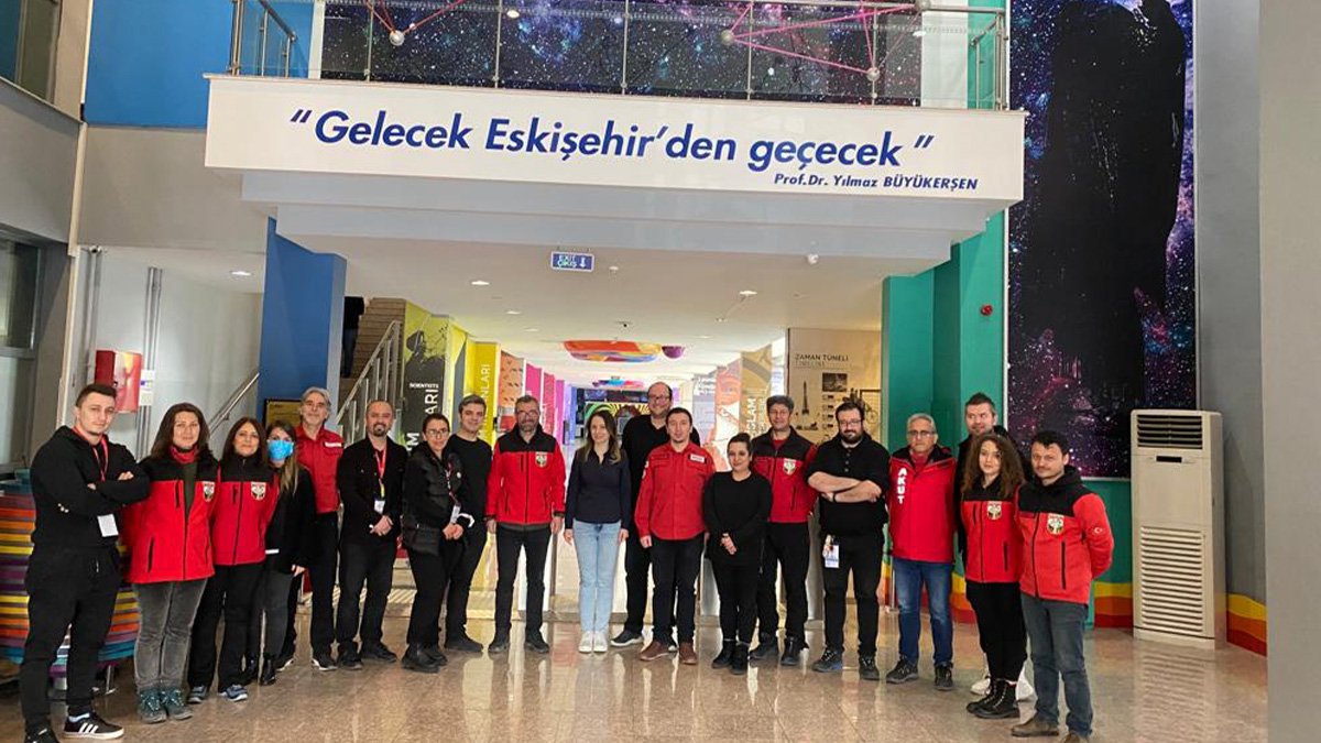 Deprem bölgesine giden AKUT ekibinden Bilim Deney Merkezi personeline eğitim